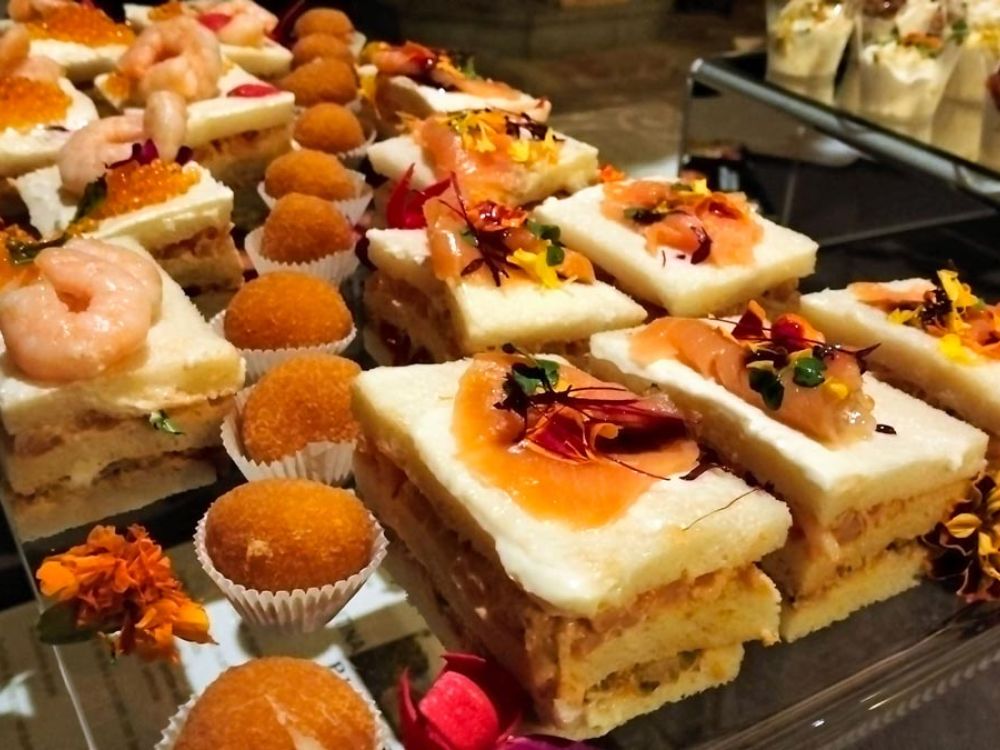 Buffet di finger food gourmet assortiti con presentazioni creative e colorate
