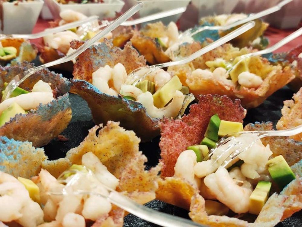 Buffet di finger food gourmet assortiti con presentazioni creative e colorate