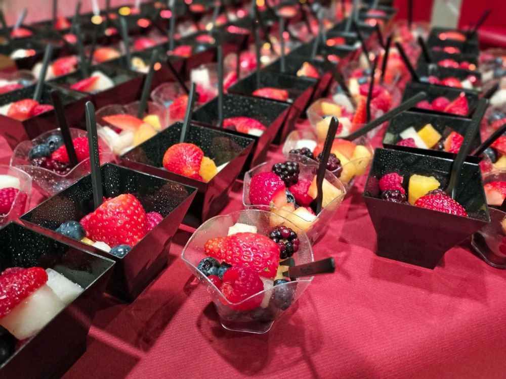 Buffet di finger food gourmet assortiti con presentazioni creative e colorate