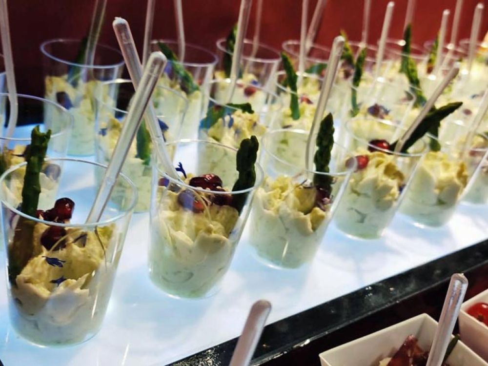 Buffet di finger food gourmet assortiti con presentazioni creative e colorate