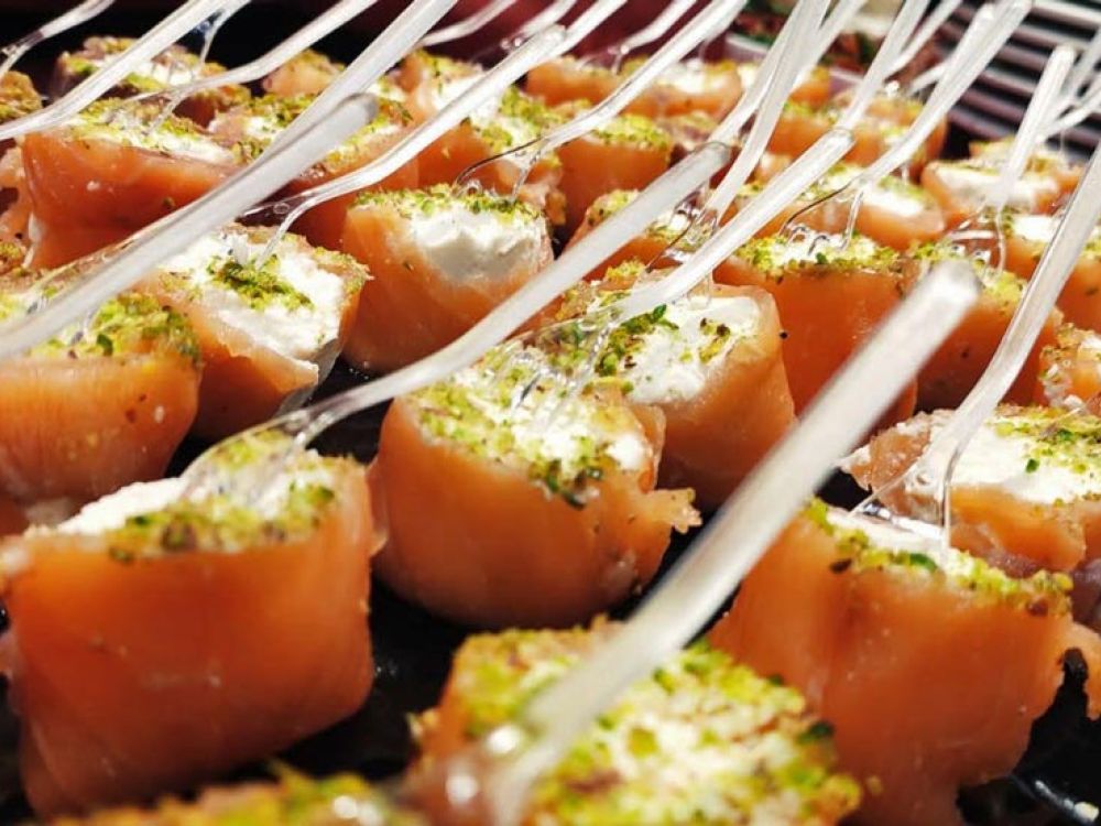 Buffet di finger food gourmet assortiti con presentazioni creative e colorate