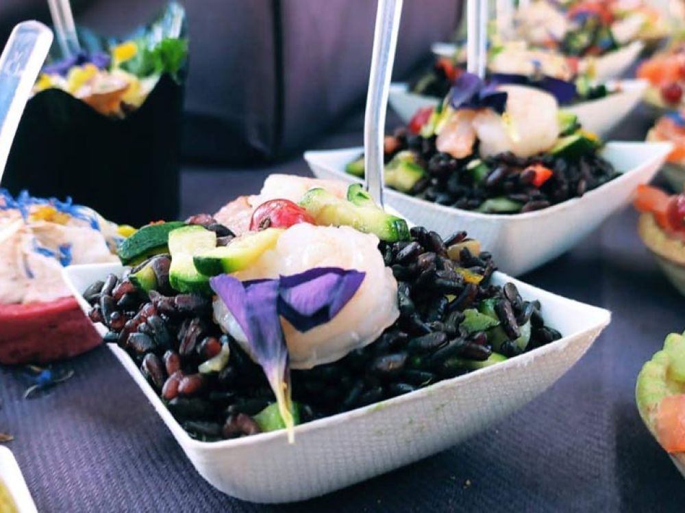 Buffet di finger food gourmet assortiti con presentazioni creative e colorate