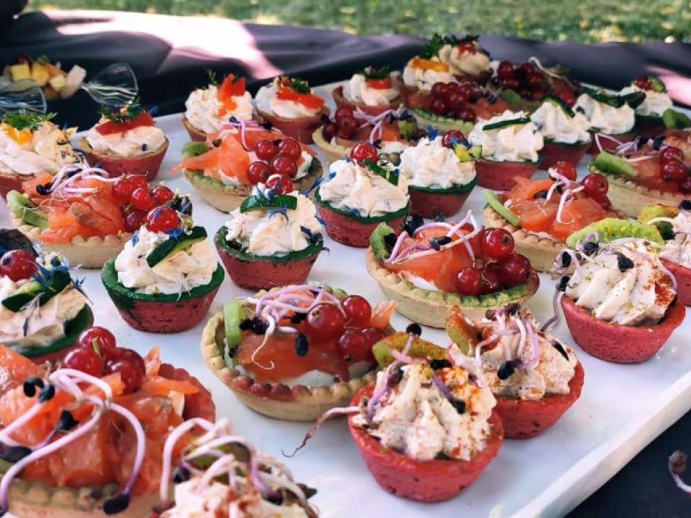 Buffet di finger food gourmet assortiti con presentazioni creative e colorate