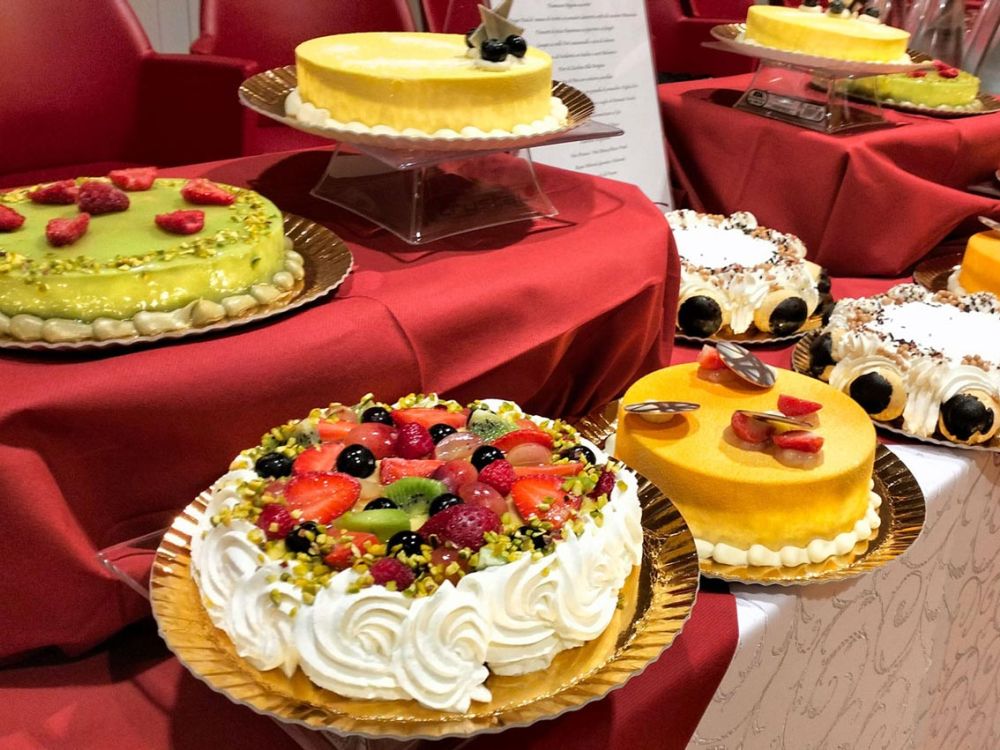 Buffet di finger food gourmet assortiti con presentazioni creative e colorate