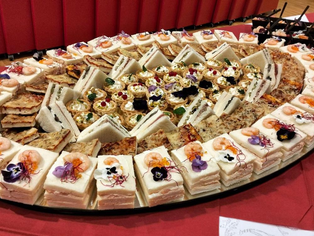 Buffet di finger food gourmet assortiti con presentazioni creative e colorate