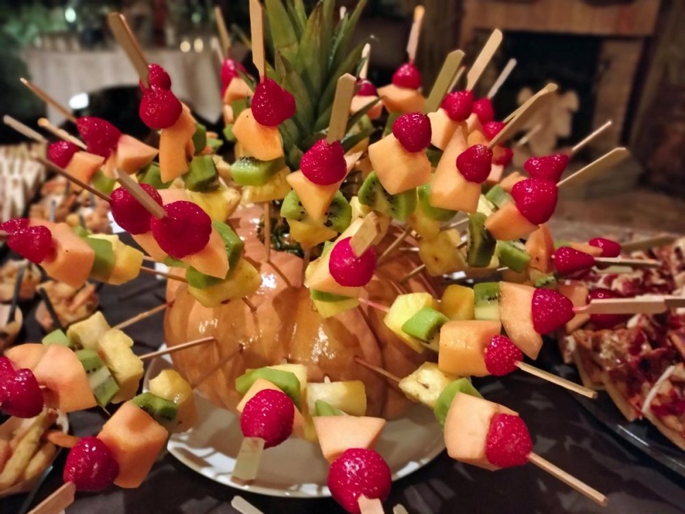 Buffet di finger food gourmet assortiti con presentazioni creative e colorate
