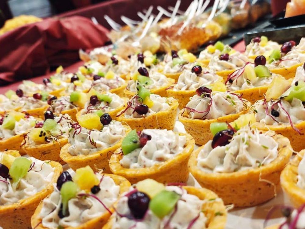 Buffet di finger food gourmet assortiti con presentazioni creative e colorate